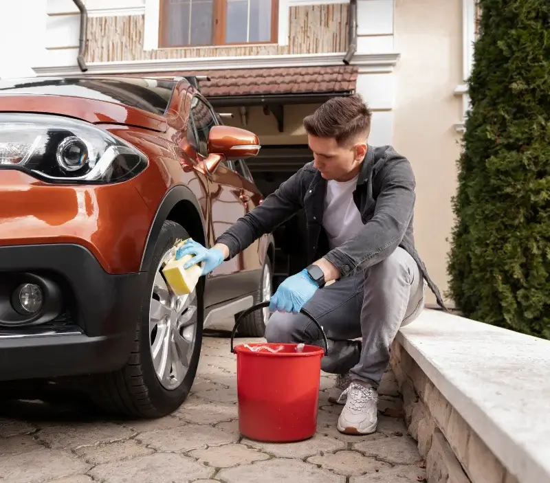 Lavage auto à domicile Saint-Jean-de-Fos : professionnel intervenant sur un véhicule